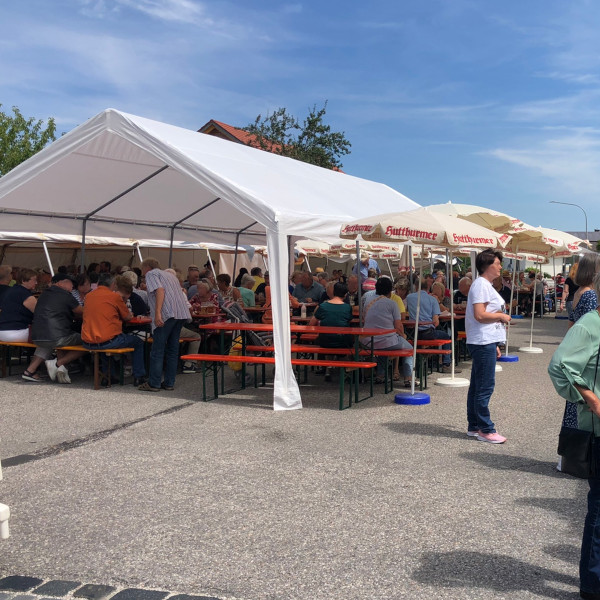Besucher beim Bürgerfest am Dorfplatz von Adlkofen