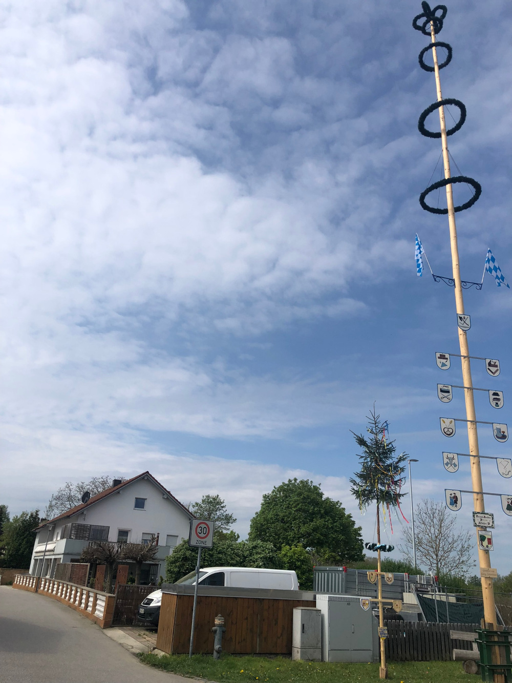 Unser Maibaum steht am Ortseingang von Adlkofen